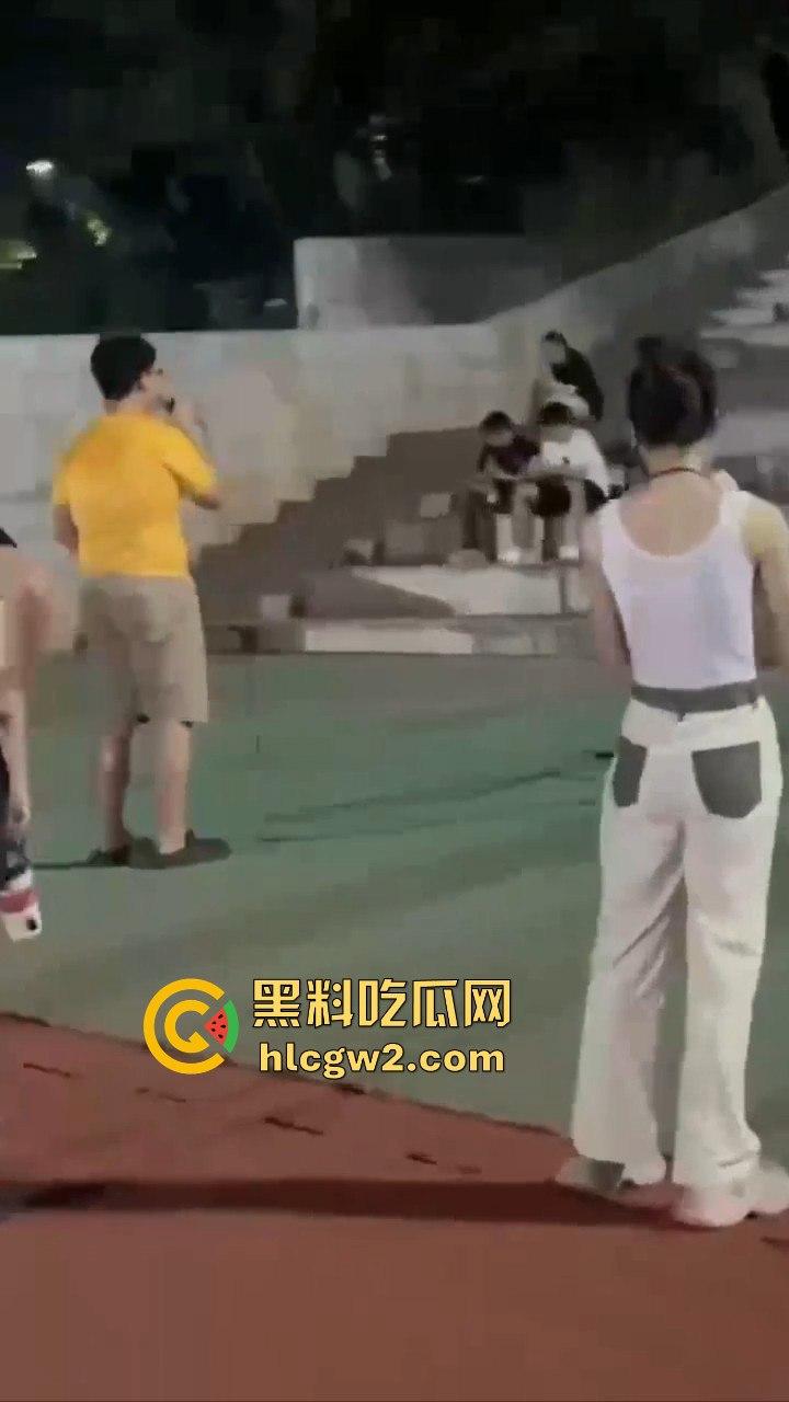 三亚北校区表白失败 男子向另一个男生求婚 吃瓜的直接被求到头上 无语问没事吧您？ 真是搞笑社死！-4