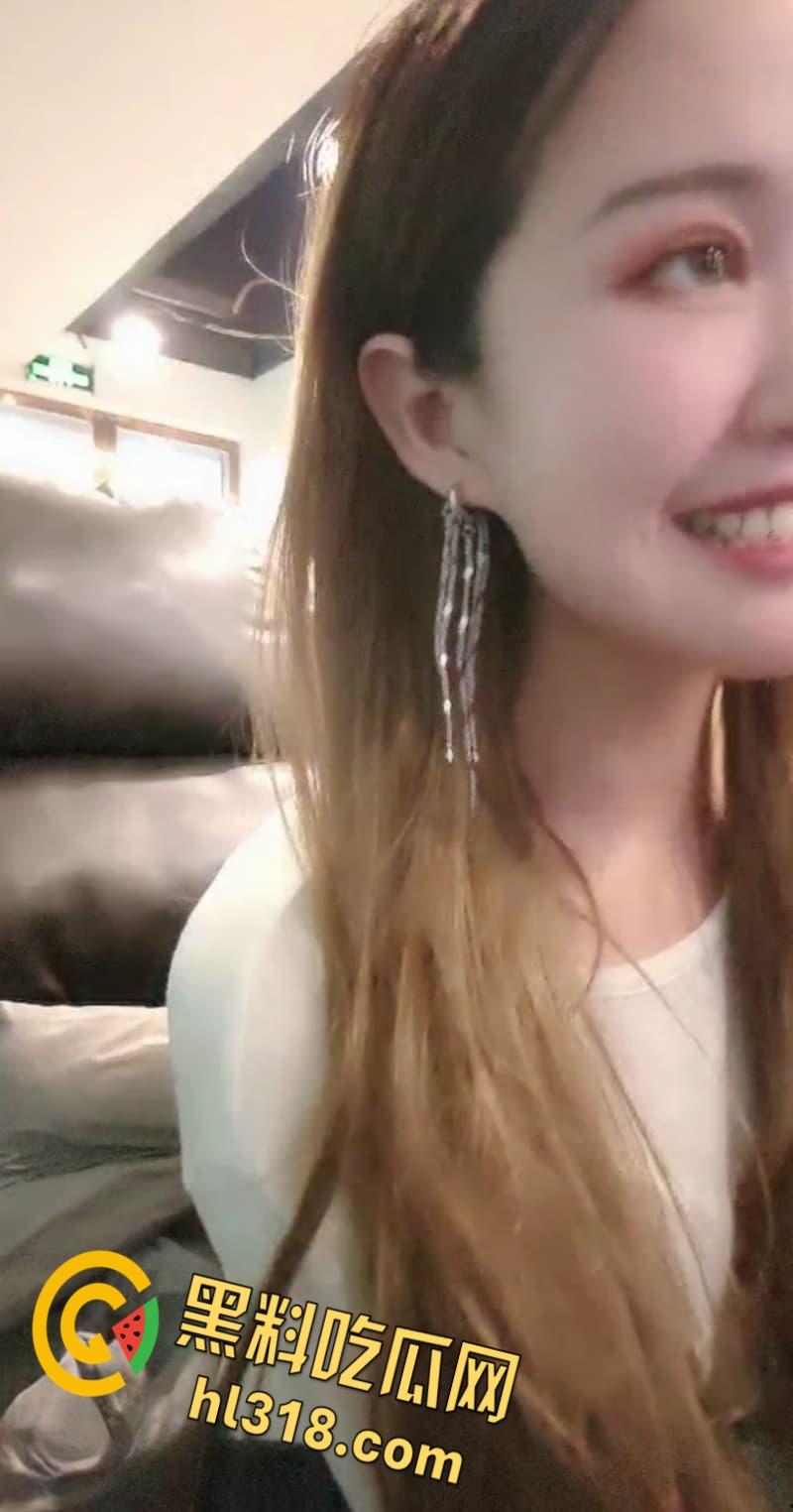 曾经网吧公厕女王【小性感】 强势回归，公厕狼牙四指插穴，爽到忍不住娇喘，喷溅淫汁浑身抽搐！-3