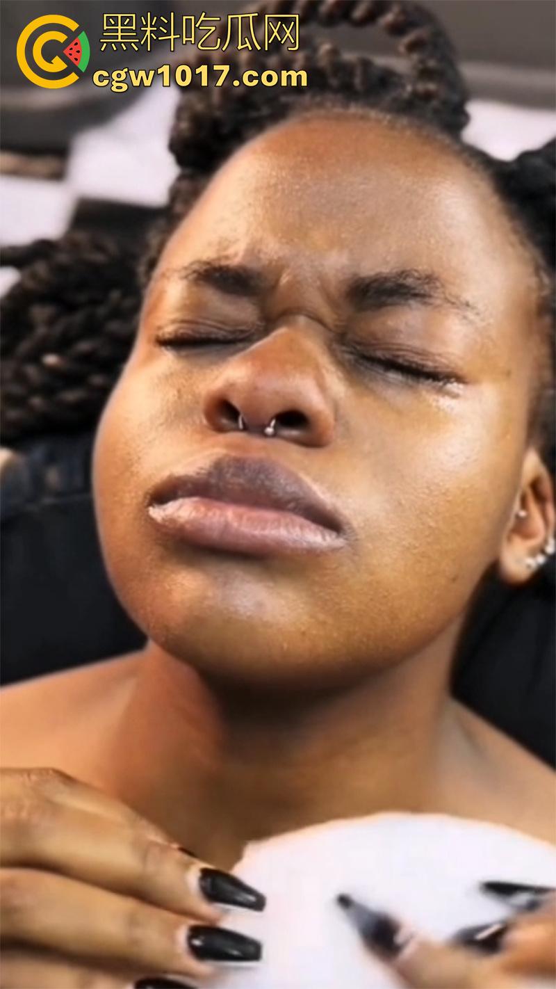 黑人女孩沉浸式穿刺，给鼻子打孔穿鼻环，这玩意不是牛才打的么，黑人竟然也好这口，难道是个小母牛？-7