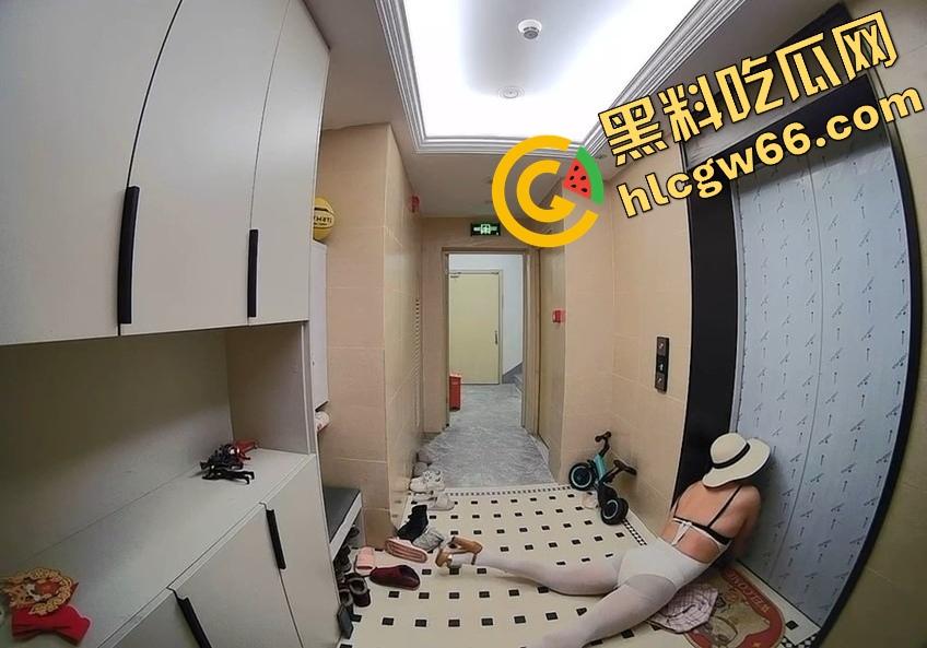 离谱到爆！男子穿白丝JK短裙在妹子家门口地毯上蹭半天射不出来，边蹭边喘边爽，这是人干的事儿吗？-13