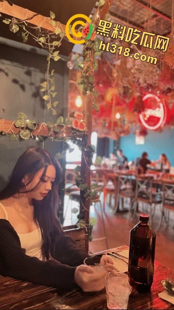 高颜值情侣露脸激情啪啪，女主跪在地上含情脉脉的吞吐，后入小骚穴娇喘连连，男友都要被榨干了 ！-2