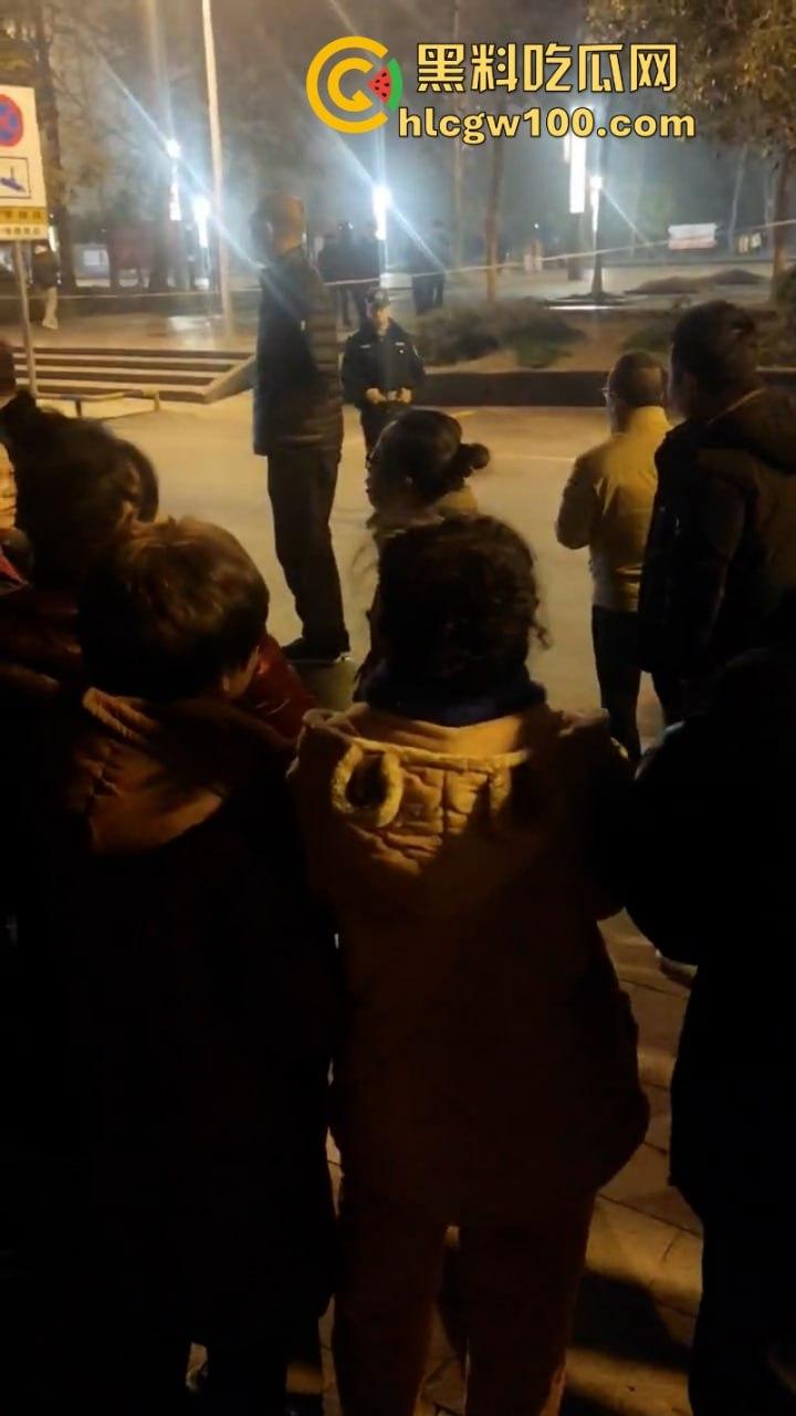 甘肃骚妇频繁出轨又约炮 原配老公当街抓奸怒杀奸夫 骚鸡终于知道怕了 当场吓尿！-5