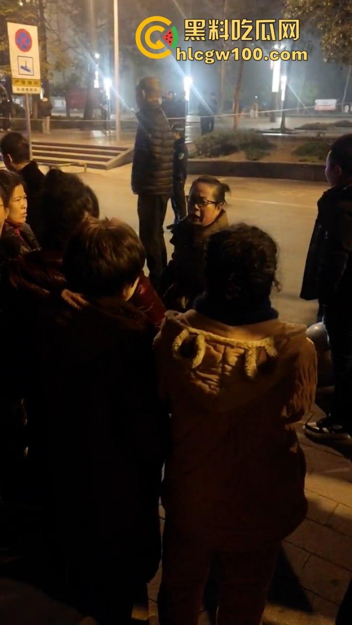 甘肃骚妇频繁出轨又约炮 原配老公当街抓奸怒杀奸夫 骚鸡终于知道怕了 当场吓尿！-8