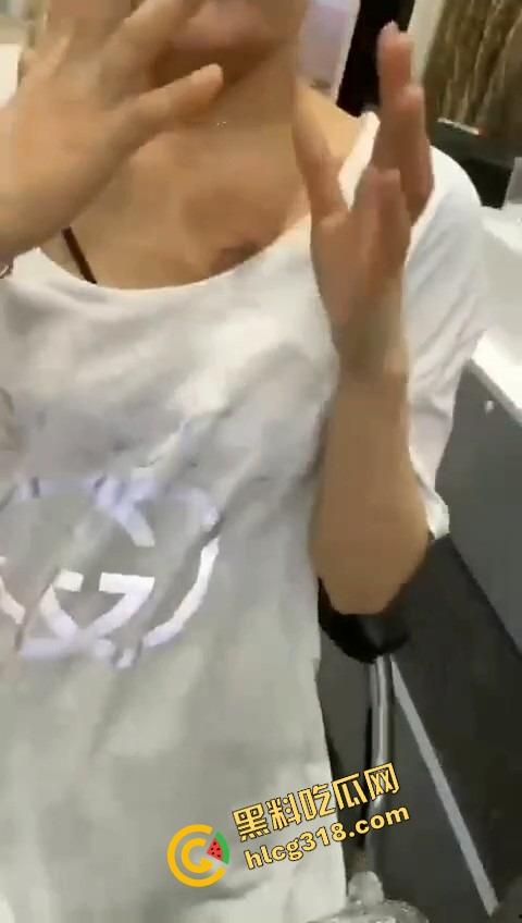 纹的时候笑得像疯子，洗的时候哭得像狗，精神小妹胸口洗纹身，找到接盘侠就开始洗过往了？-6