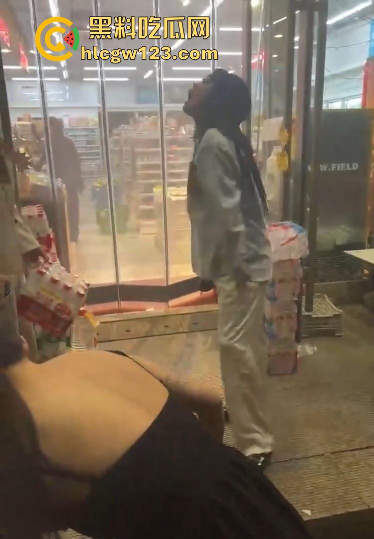 吉林长春两精神小妹午夜撕逼 从超市打到街头雨中激烈火拼 不料一方不讲武德喊人围殴！-1