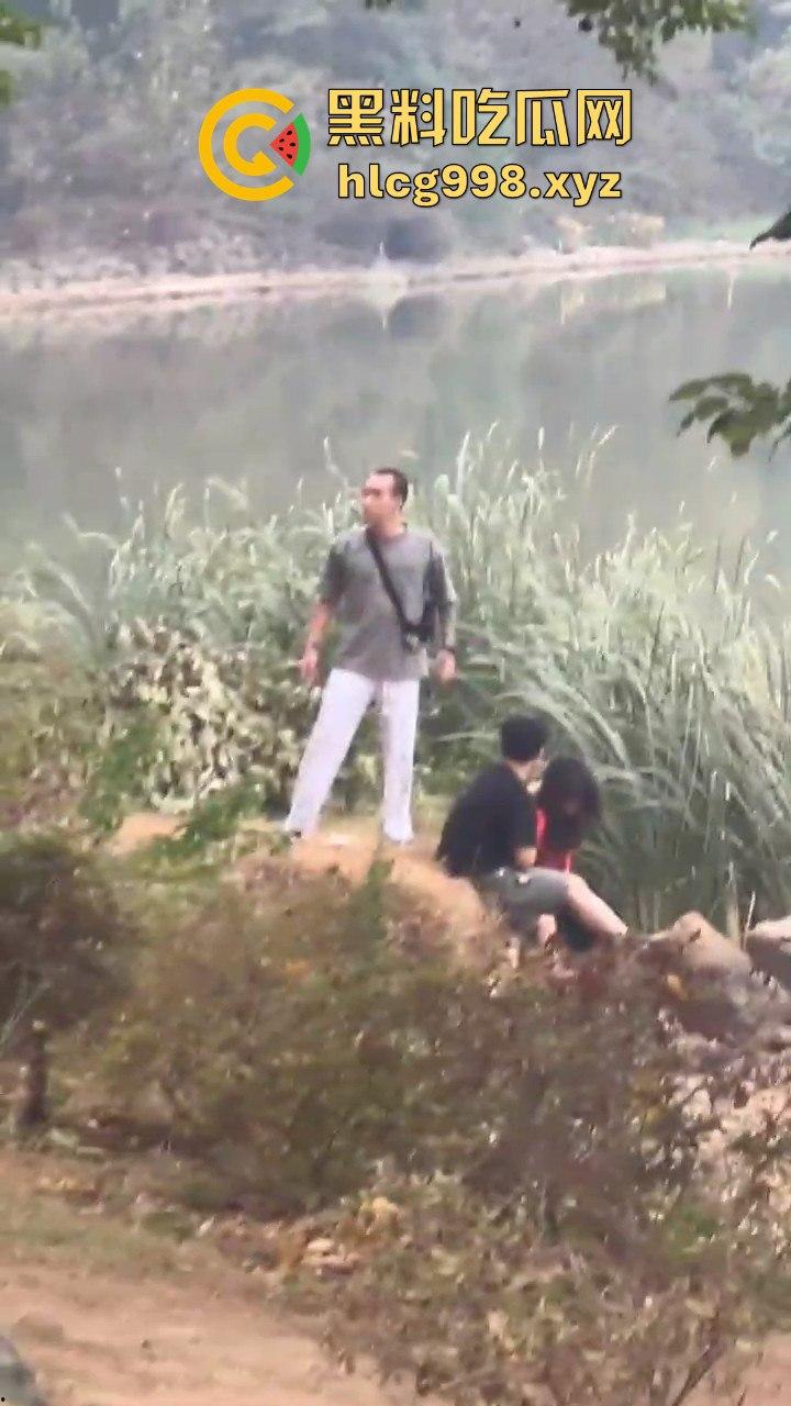 武汉狂躁男东湖发疯，打黑衣男打成筛子，女生鞋子手机丢湖里，差点逼得她跳水自尽！-5