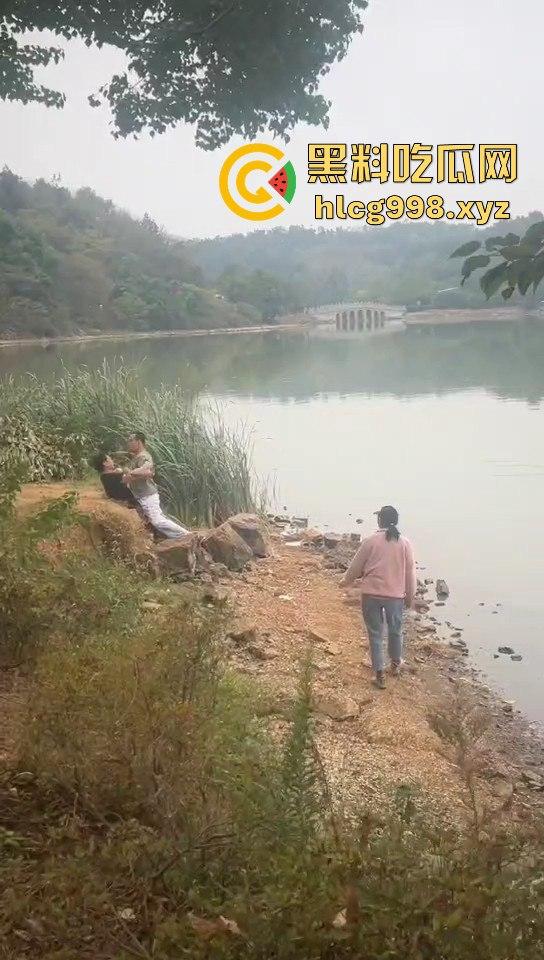 武汉狂躁男东湖发疯，打黑衣男打成筛子，女生鞋子手机丢湖里，差点逼得她跳水自尽！-7