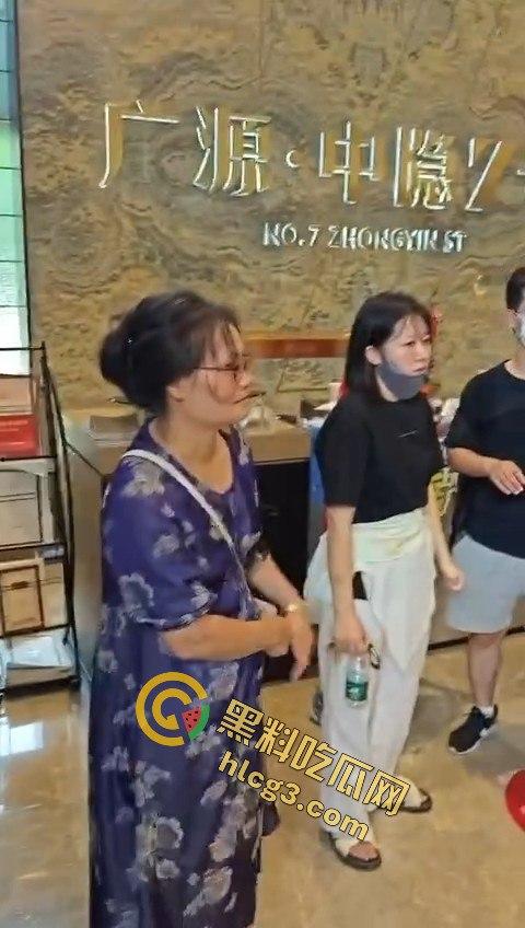 业主维权和黑丝女销售发生冲突，黑丝女销售一个鞭腿把业主踢飞-3