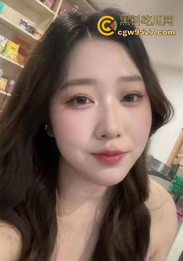 海角乱伦，边看电影边被嫂子疯狂色诱，埋头口交，老汉推车式猛插，无套内射精液流了嫂子一腿！-2