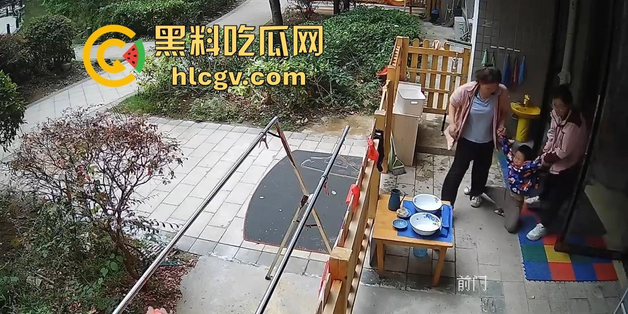 长沙幼儿园虐童！孩子被两名老师拖地打，家长怒发视频控诉！-6
