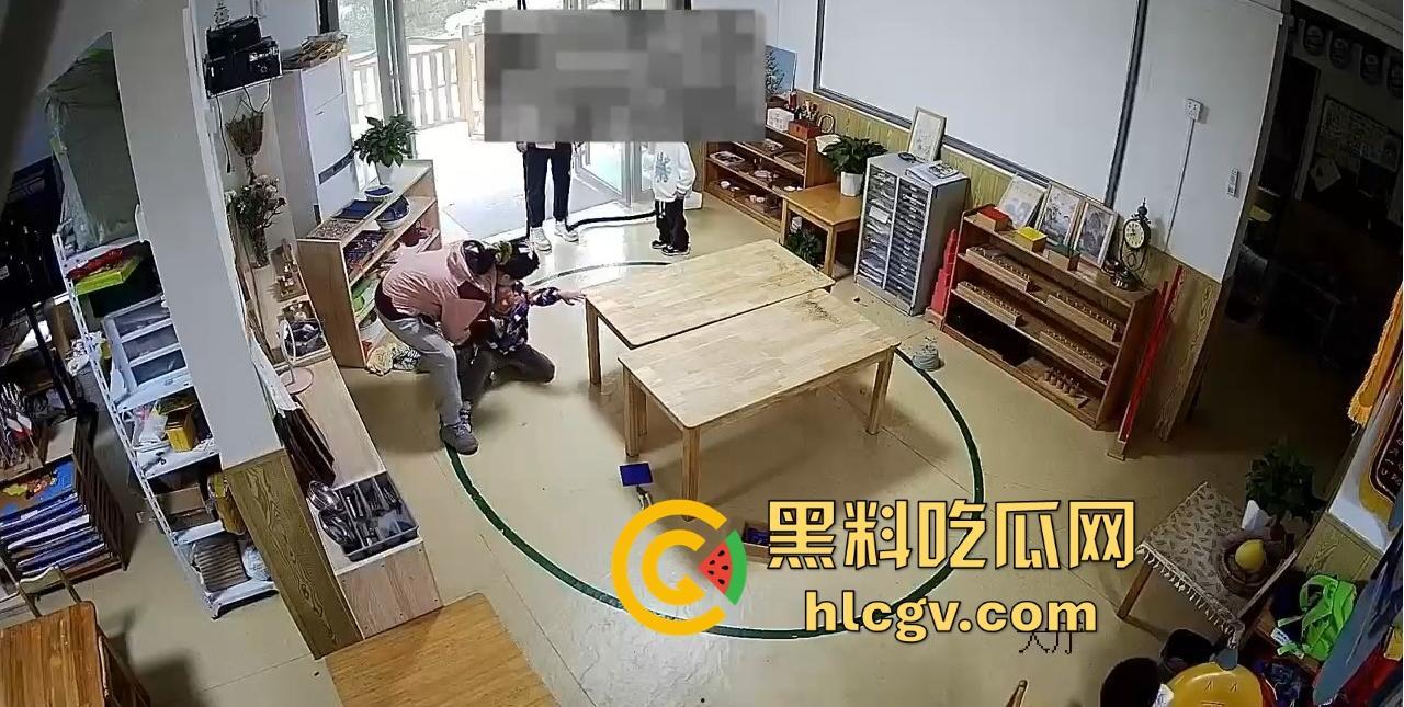 长沙幼儿园虐童！孩子被两名老师拖地打，家长怒发视频控诉！-8