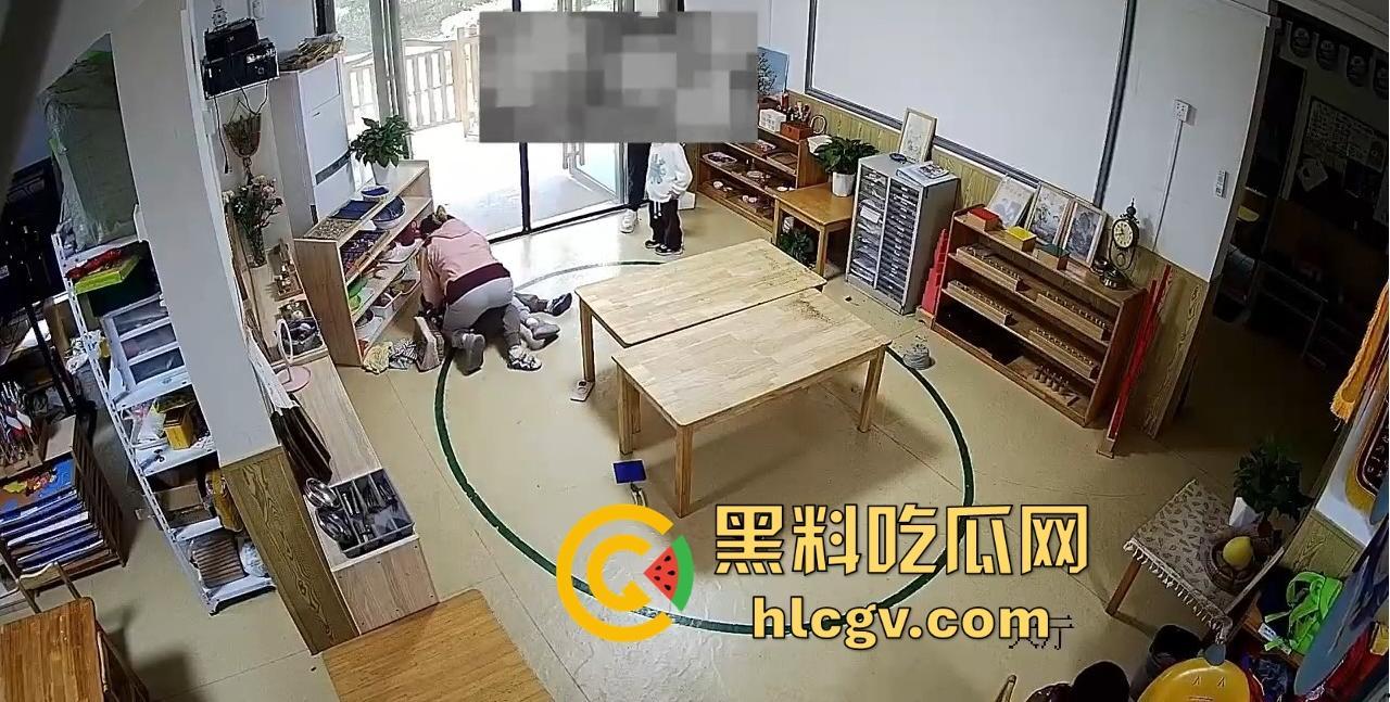 长沙幼儿园虐童！孩子被两名老师拖地打，家长怒发视频控诉！-10