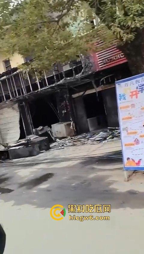安徽铜陵枞阳横埠快递站突发火灾里面物品全部烧光,老板一夜回到解放前！-7