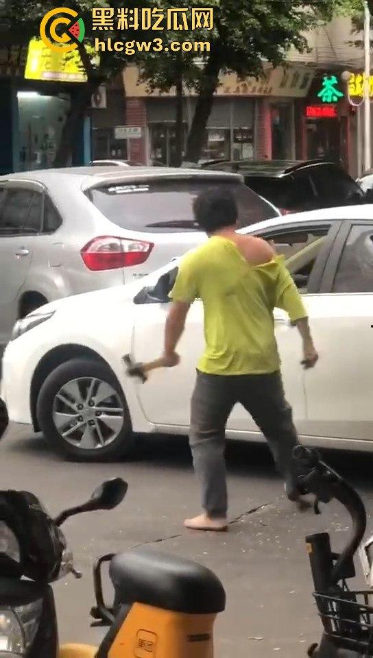 顺德街头武德尽失，黄衣憨憨被揍后不服，扳手砸车泄愤，真就得饶人处且饶怂呗？-4