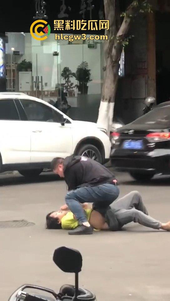 顺德街头武德尽失，黄衣憨憨被揍后不服，扳手砸车泄愤，真就得饶人处且饶怂呗？-8