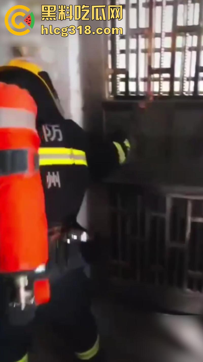 她嘴里的救命很可能是爽翻了，楼下女人大喊救命，邻居拨打119，消防员破门而入竟看到精彩一幕！-3