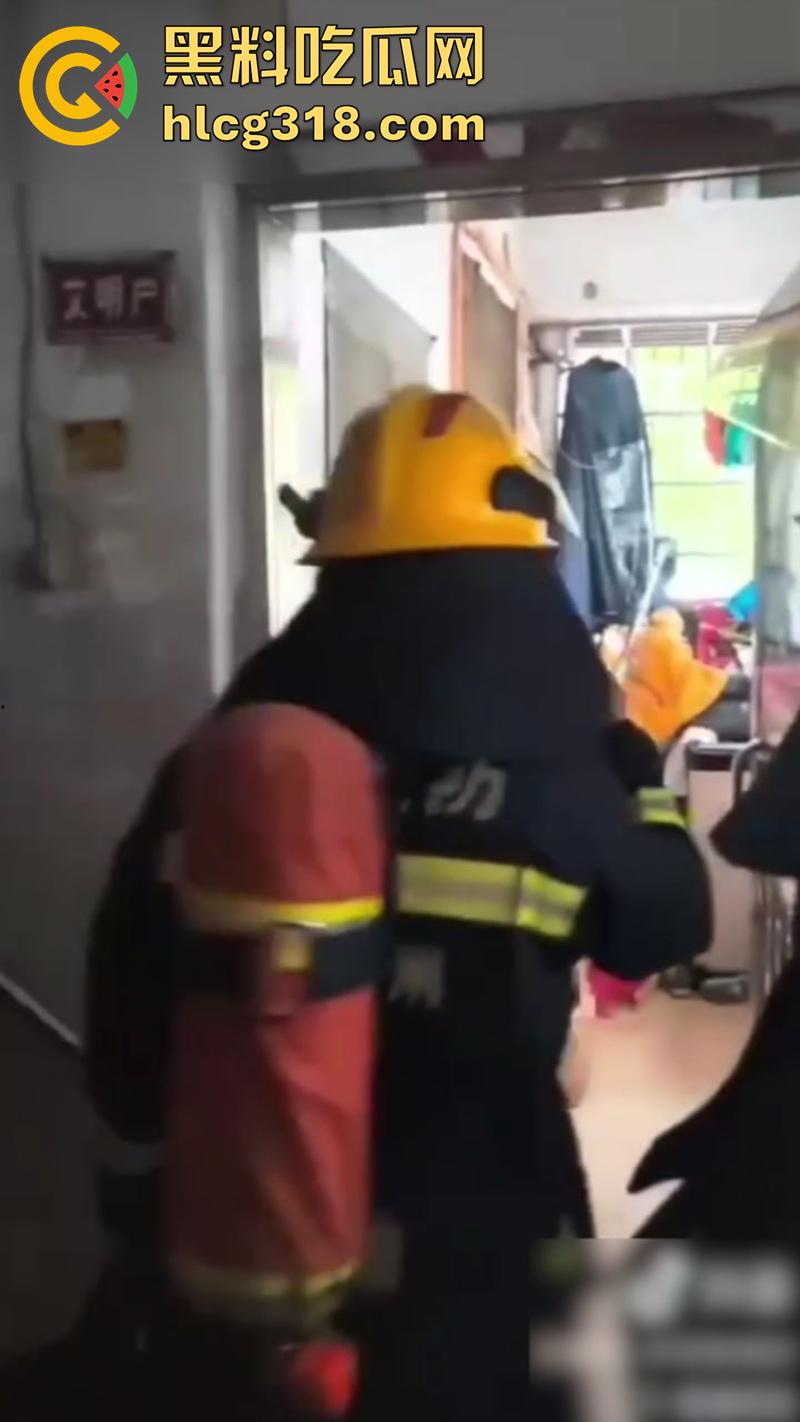 她嘴里的救命很可能是爽翻了，楼下女人大喊救命，邻居拨打119，消防员破门而入竟看到精彩一幕！-4