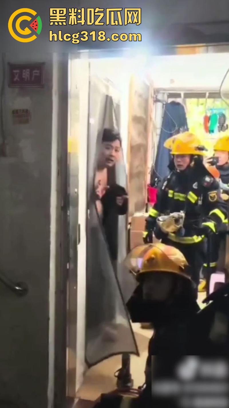 她嘴里的救命很可能是爽翻了，楼下女人大喊救命，邻居拨打119，消防员破门而入竟看到精彩一幕！-7