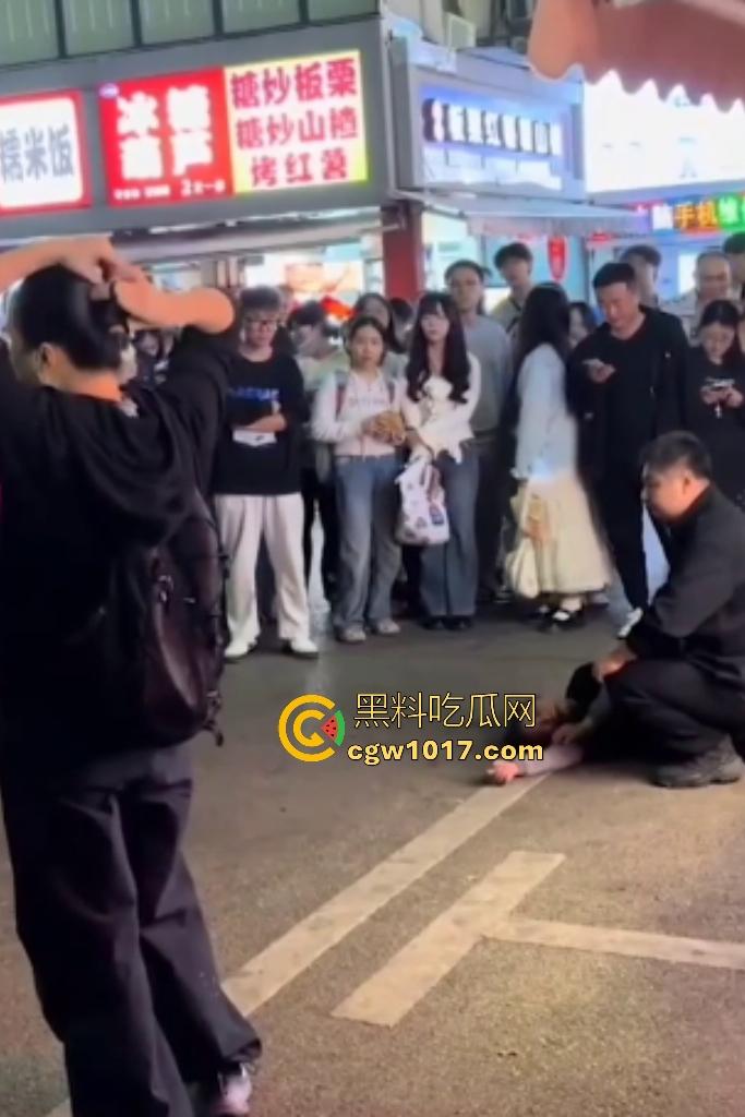 湖南大学城章鱼小丸子事件，两女子因出餐慢怒砸摊位，推倒七旬奶奶致脑梗，摊主儿子哭诉怒喷“泼妇蛮横”！-2