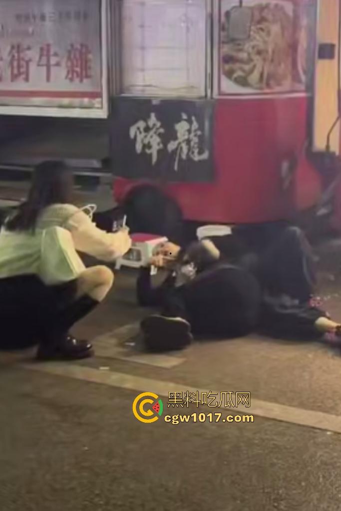 湖南大学城章鱼小丸子事件，两女子因出餐慢怒砸摊位，推倒七旬奶奶致脑梗，摊主儿子哭诉怒喷“泼妇蛮横”！-6