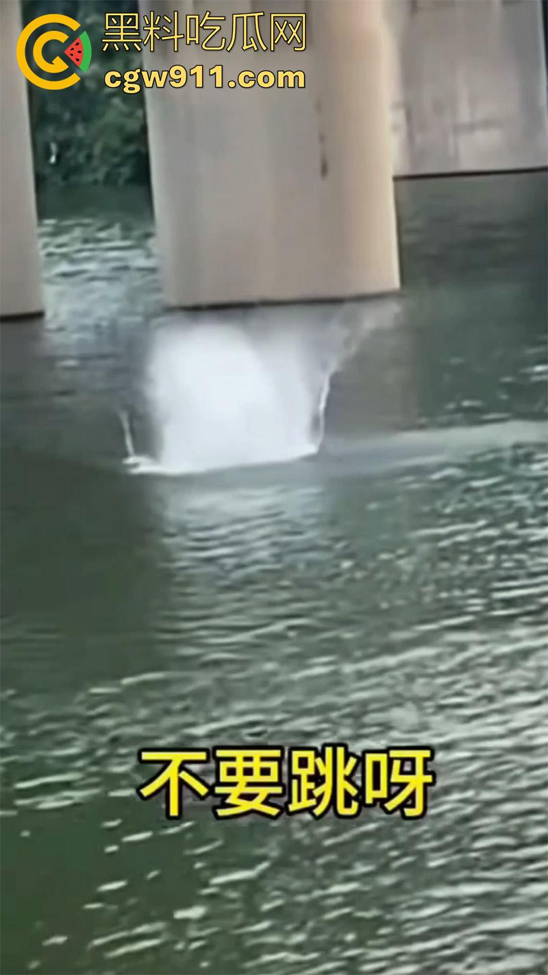 卲阳市新邵县资江二桥，女子被闺蜜出卖，酒后推销给大哥，想不到竟患上艾滋，跳河自杀被垃圾船救起！-6