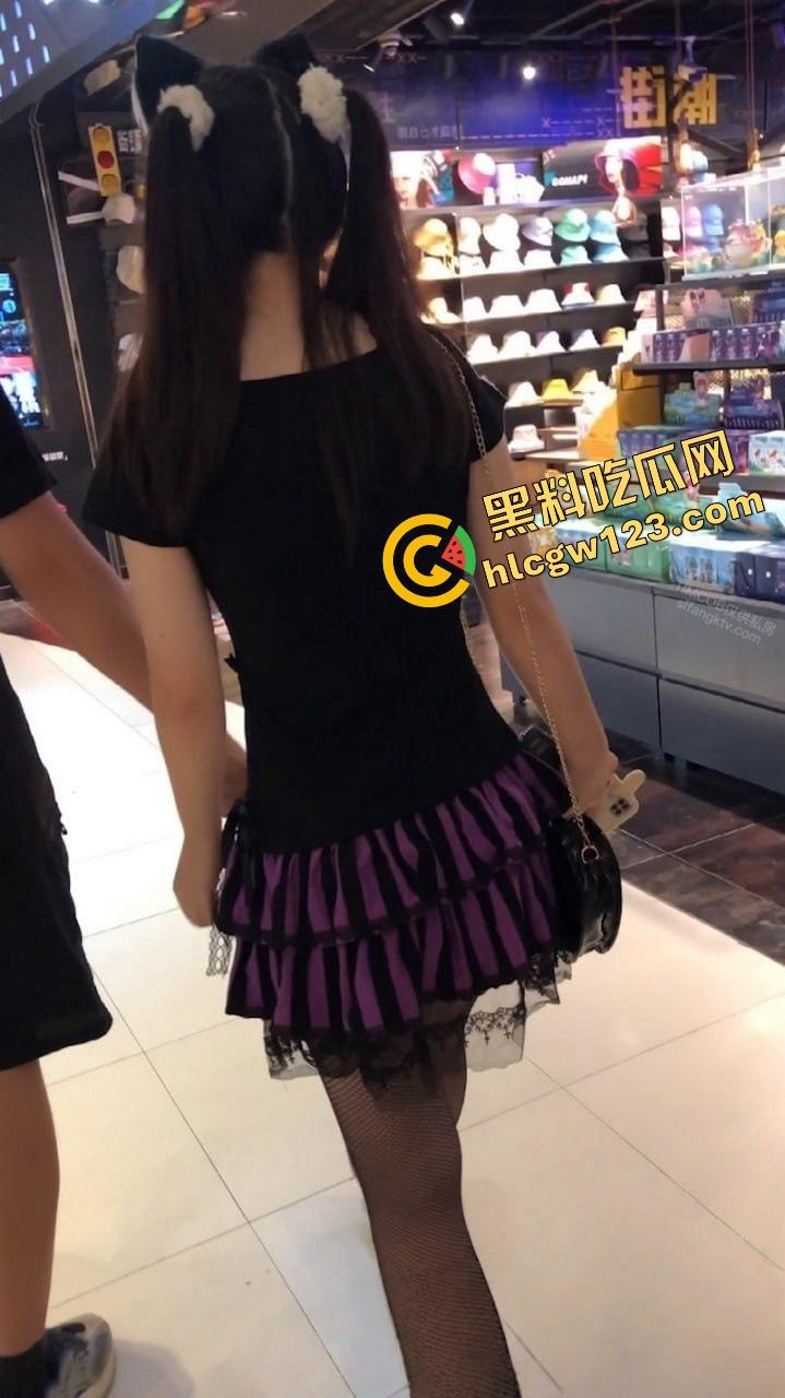 漫展三天最大骚货出现了，coser【林晚晚】兼职萝莉一身黑丝网袜，裙底真空走全场！-7