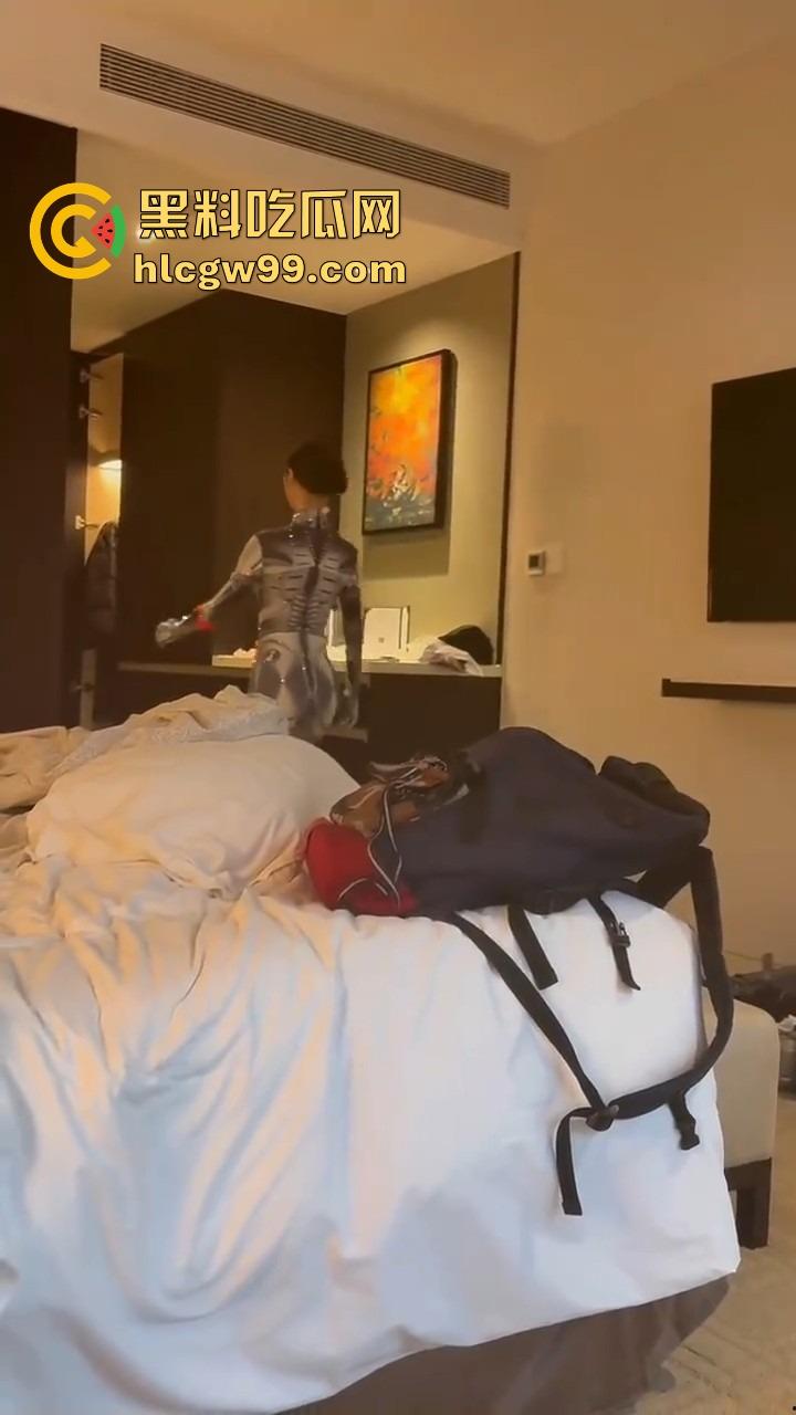 勇敢的人已经提前享受了，机器人不仅能扭秧歌，还能端茶倒水，陪睡开房这颜值不输3000块的外围！-6