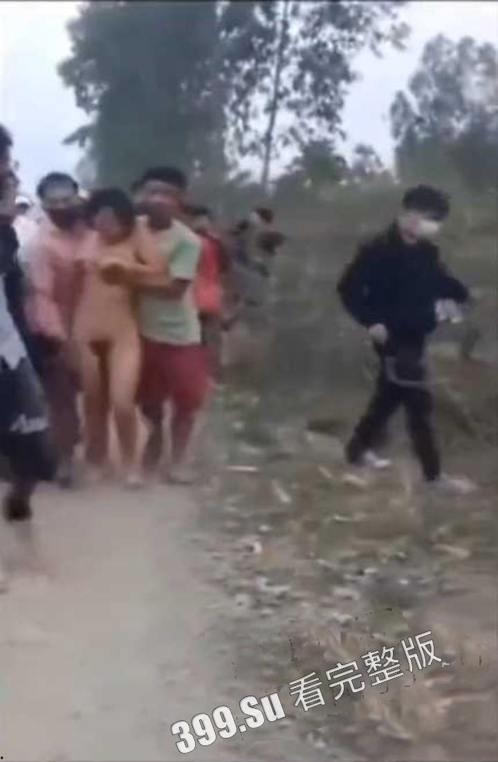 印度又出奇葩瓜!印度两女子被迫赤裸游街 遭暴徒轮奸!无码原版流出!-10