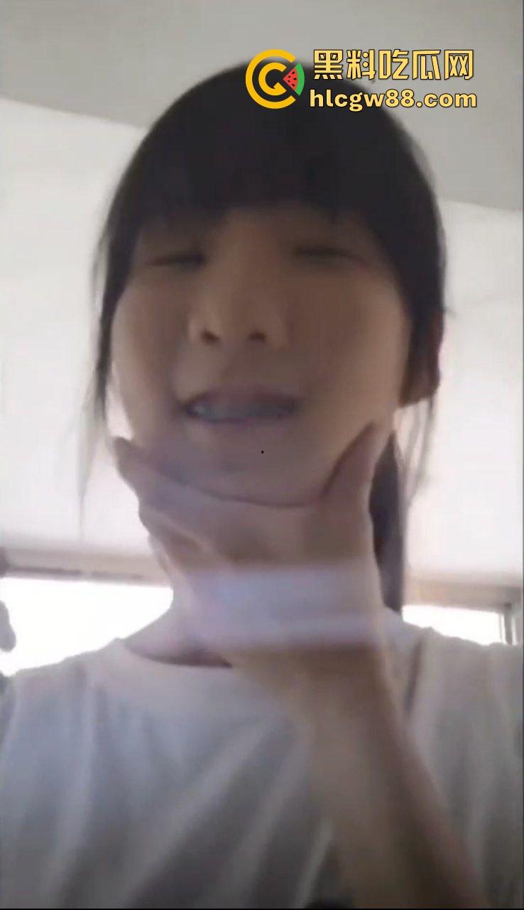 福清卫校饥渴反差女高偷尝禁果，与男朋友在教学楼楼梯口交吃鸡，不得劲还脱裤子吸吮肉棒！-1