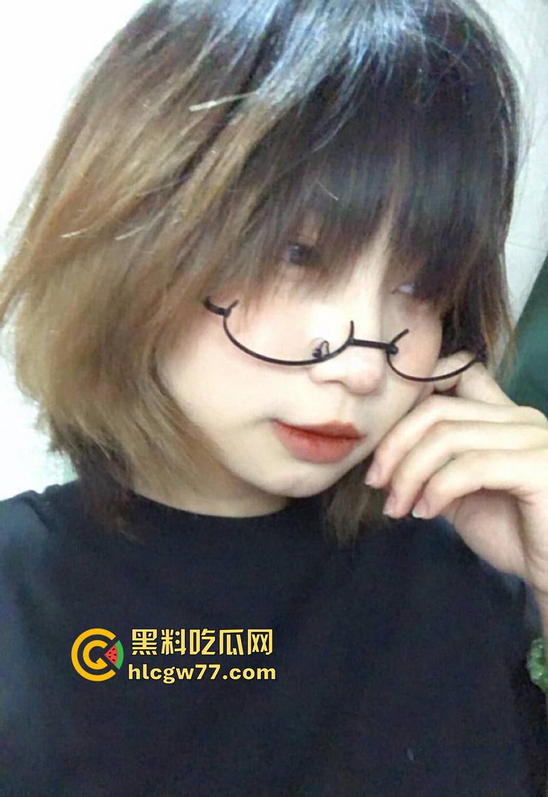 越南童颜巨乳网红，极品身材眼镜母狗，镜头前揉奶自慰，粉嫩巨乳让人口水直流！-2