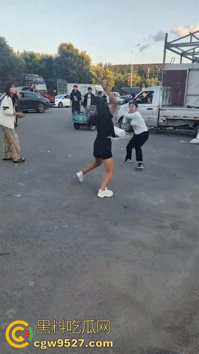 河南街头精神小妹，拿砍刀当街对拼，黑衣小妹气势汹汹，被砍后直接跑路，一群小伙围观！-1