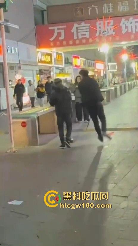 临沂精神小伙街头砍人，是报复社会？还是寻事报仇？再打进去了 飞机都打不了了。-4