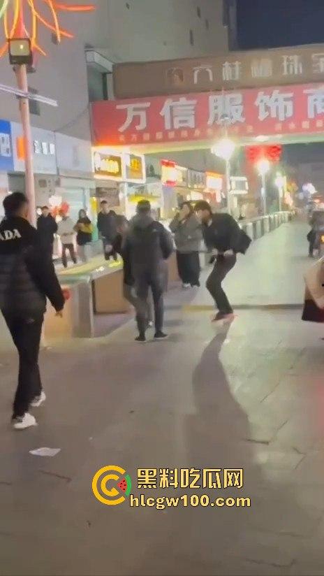 临沂精神小伙街头砍人，是报复社会？还是寻事报仇？再打进去了 飞机都打不了了。-5