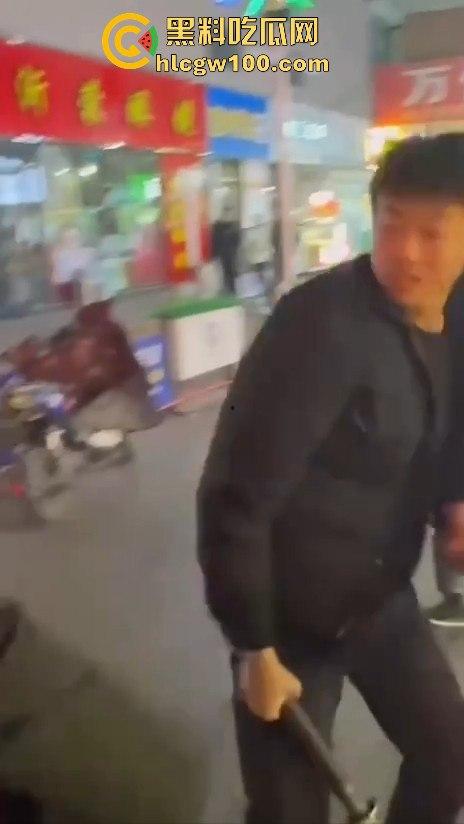 临沂精神小伙街头砍人，是报复社会？还是寻事报仇？再打进去了 飞机都打不了了。-6