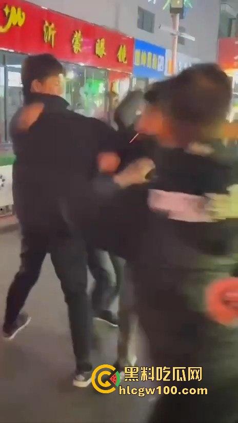 临沂精神小伙街头砍人，是报复社会？还是寻事报仇？再打进去了 飞机都打不了了。-8