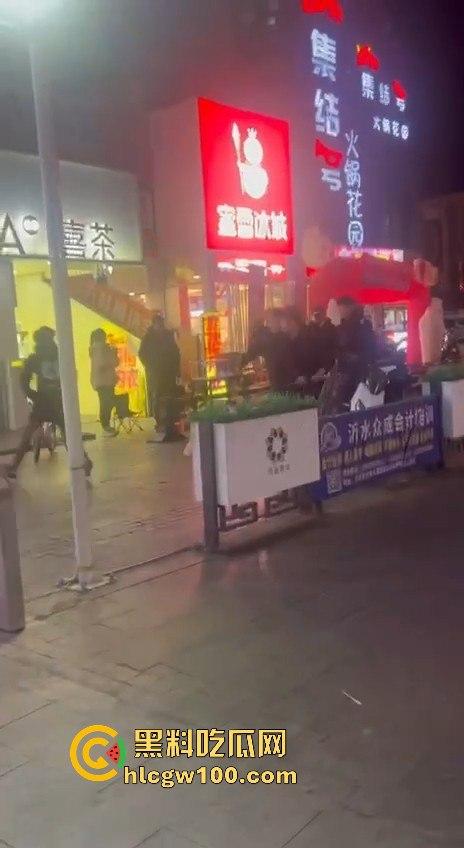 临沂精神小伙街头砍人，是报复社会？还是寻事报仇？再打进去了 飞机都打不了了。-14