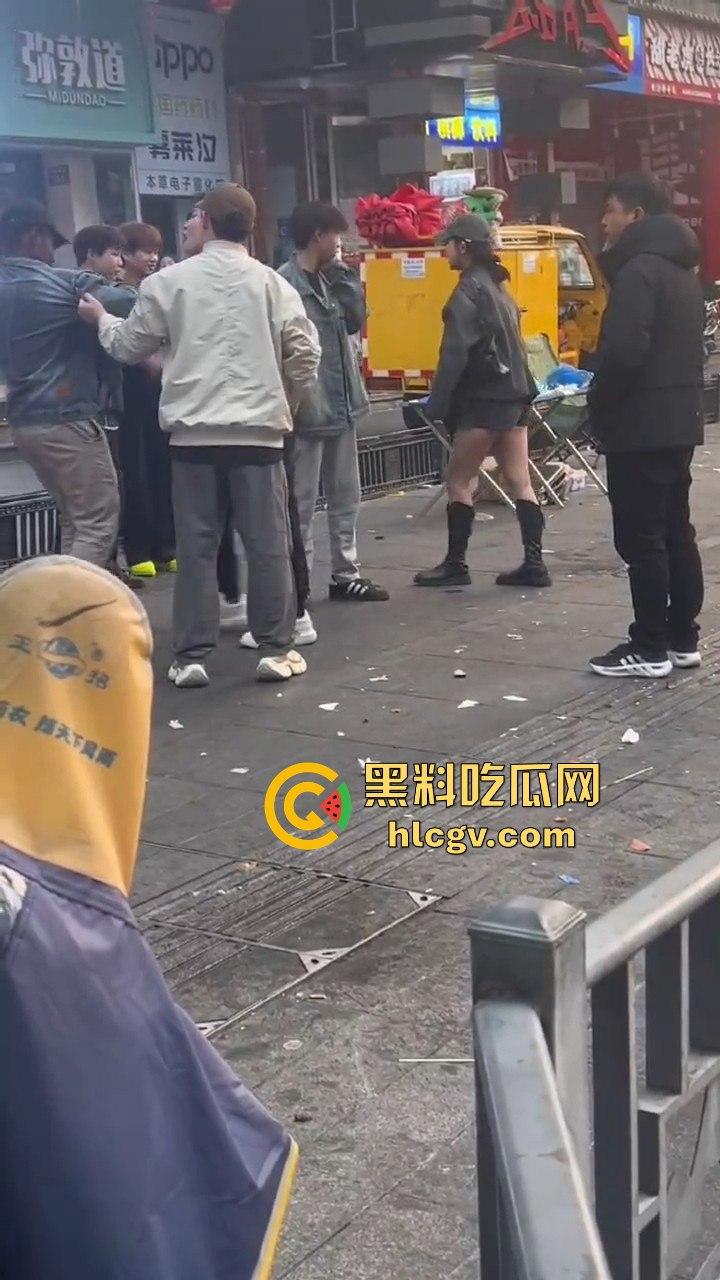 长沙黑皮蛋调戏妇女被当场抓获！以为在中国就能为所欲为，结果翻车了！-4