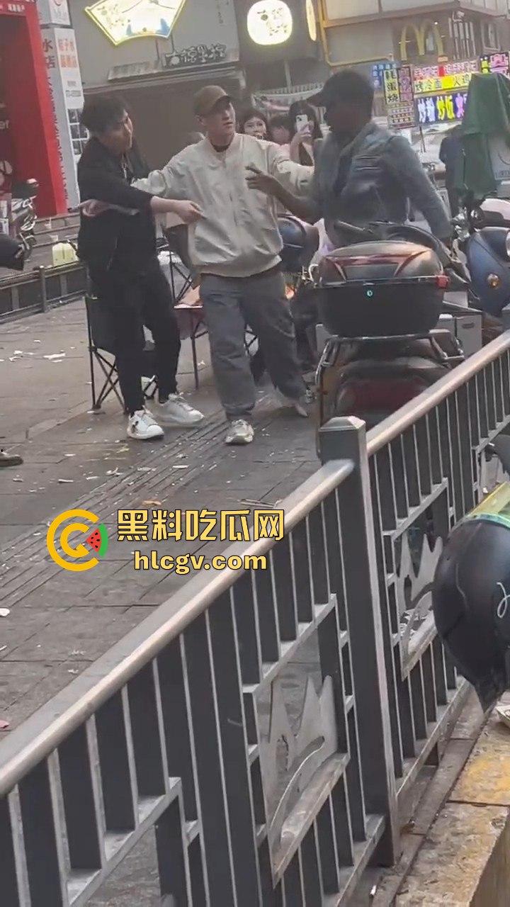 长沙黑皮蛋调戏妇女被当场抓获！以为在中国就能为所欲为，结果翻车了！-6