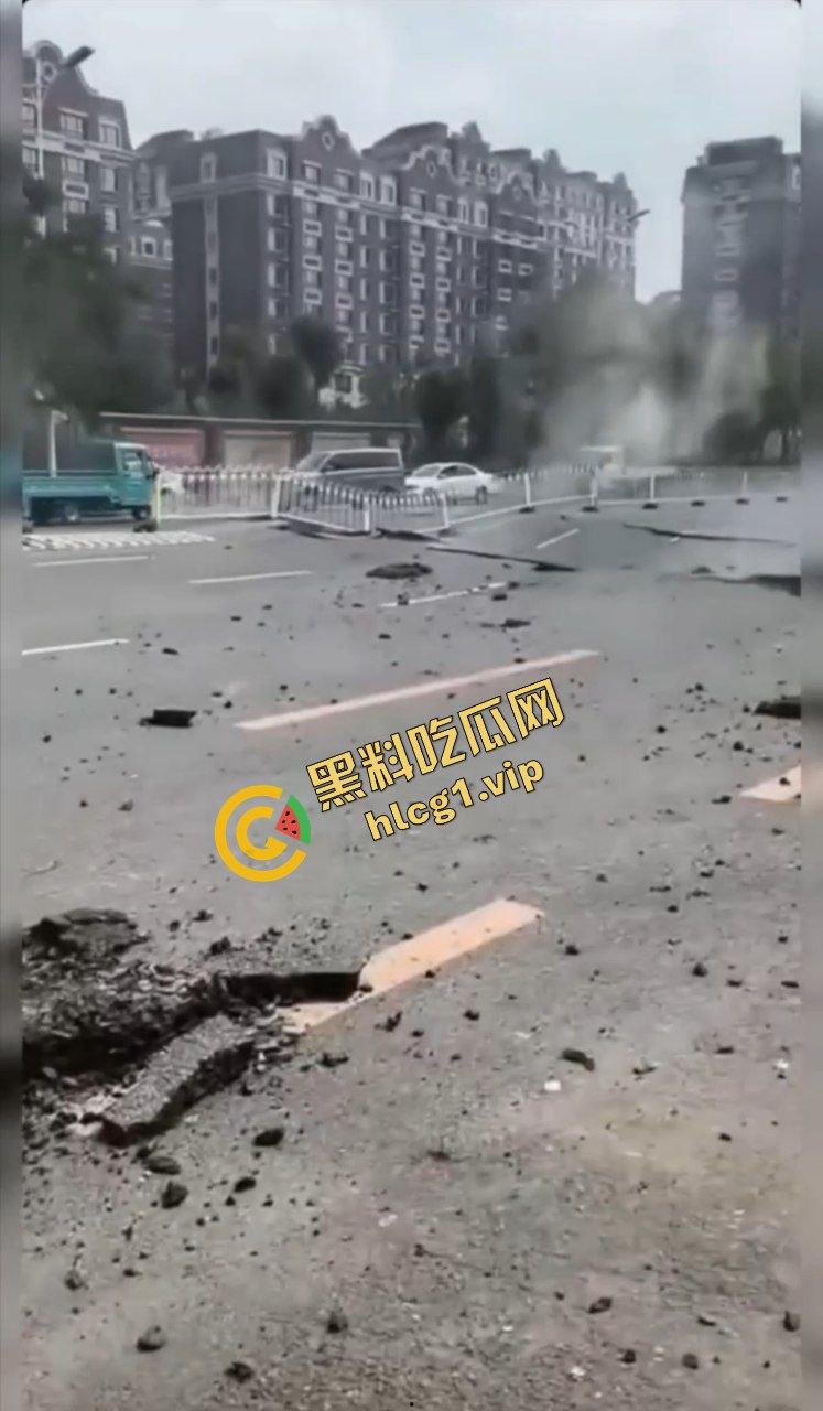 辽宁鞍山 一段公路突发爆炸！井盖崩飞 堪比战场 不知道的还以为打过来了！-7