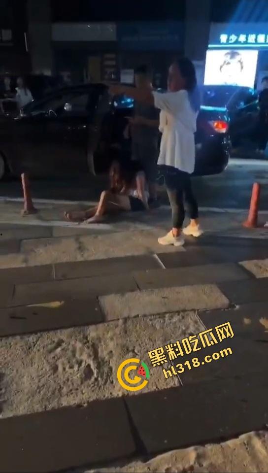 汕头精神小妹当街和妈撕逼，朋友拱火嗨到爆，这种女儿留家干嘛？直接送窑子体验社会！-13