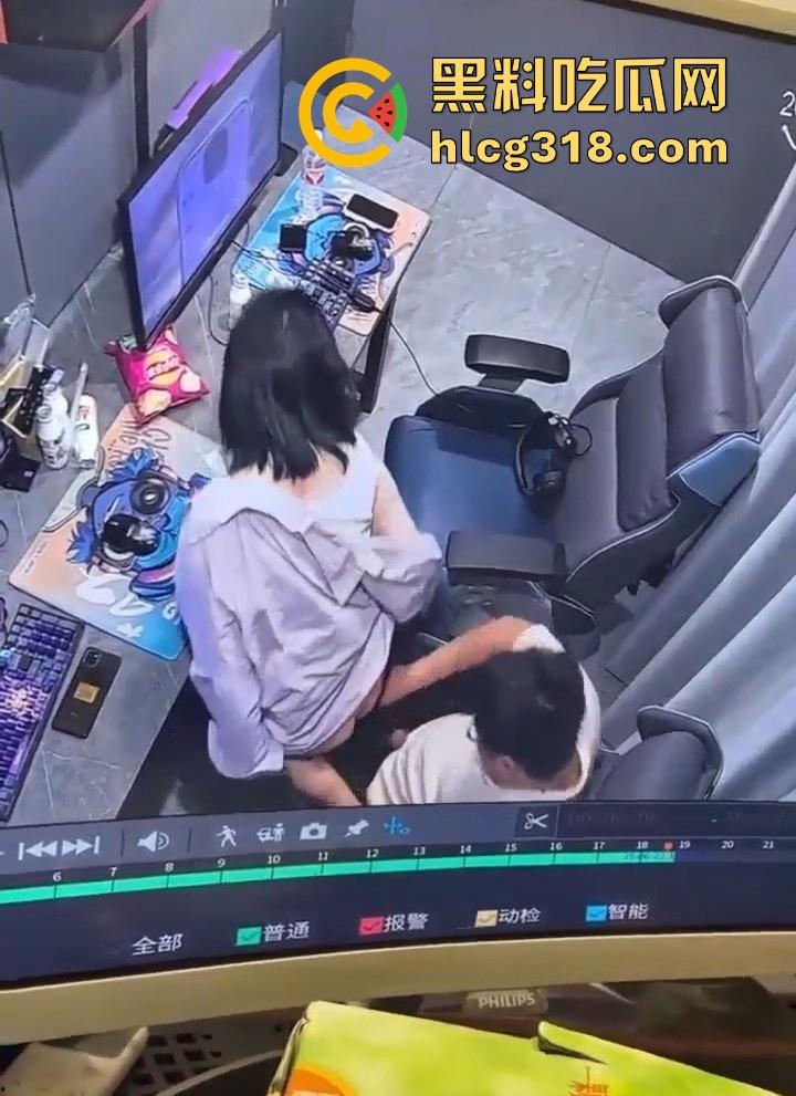 GO学长网吧包间大战微胖瓦学妹！放纵肉欲上位坐屌，粉嫩乳头清晰可见，瓦学弟们好好学学！-2