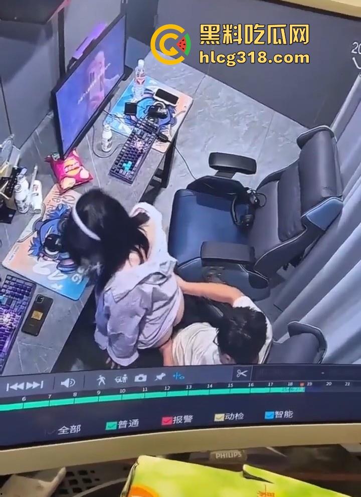 GO学长网吧包间大战微胖瓦学妹！放纵肉欲上位坐屌，粉嫩乳头清晰可见，瓦学弟们好好学学！-4