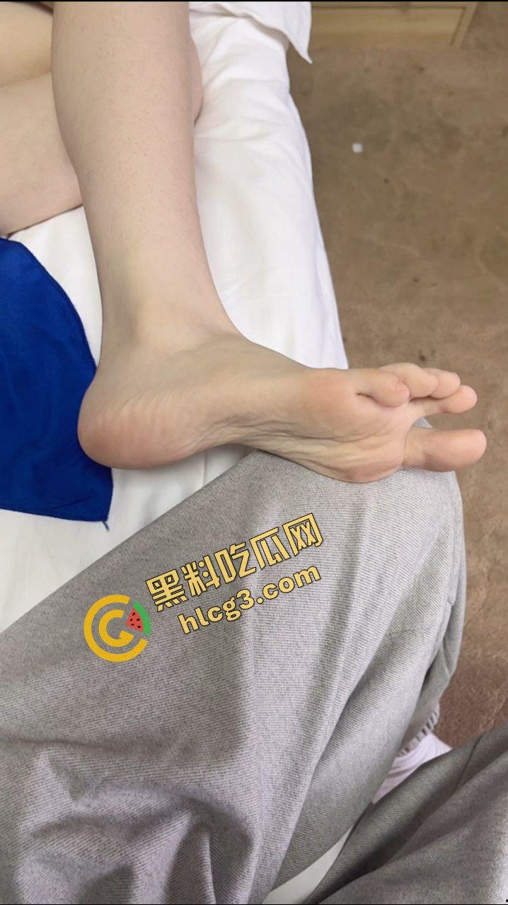 足控界天花板 推特『xixi』cos多位游戏角色 多角度展露大长腿 道具玩弄玉足 高价会员福利-5