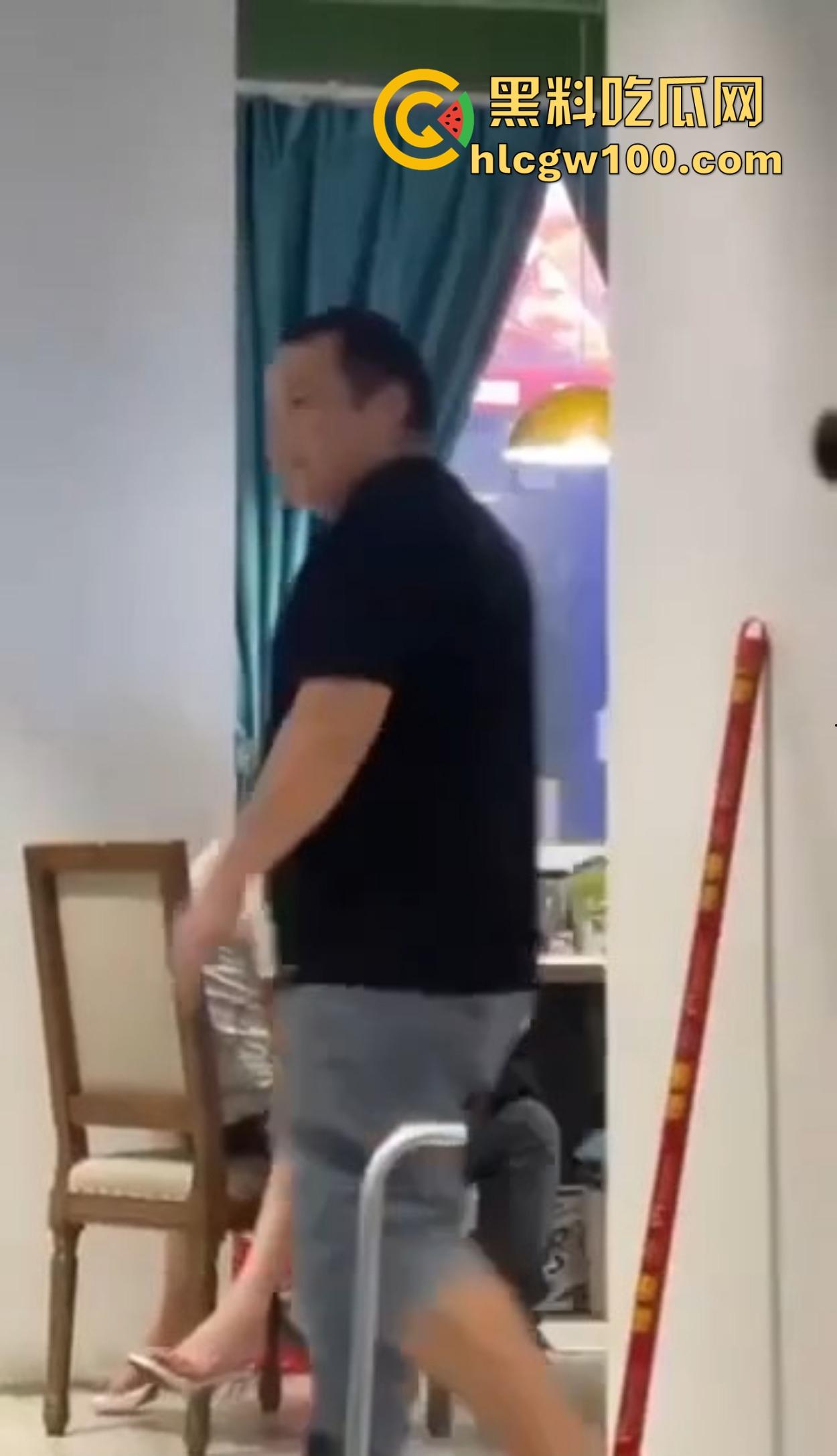 大哥吃饭也要抠B,大厅里极品骚货大长腿一骑逼就湿，大哥当场疯狂抠逼抠得手抽筋，旁边路过的老哥看呆掏出了纸！-5