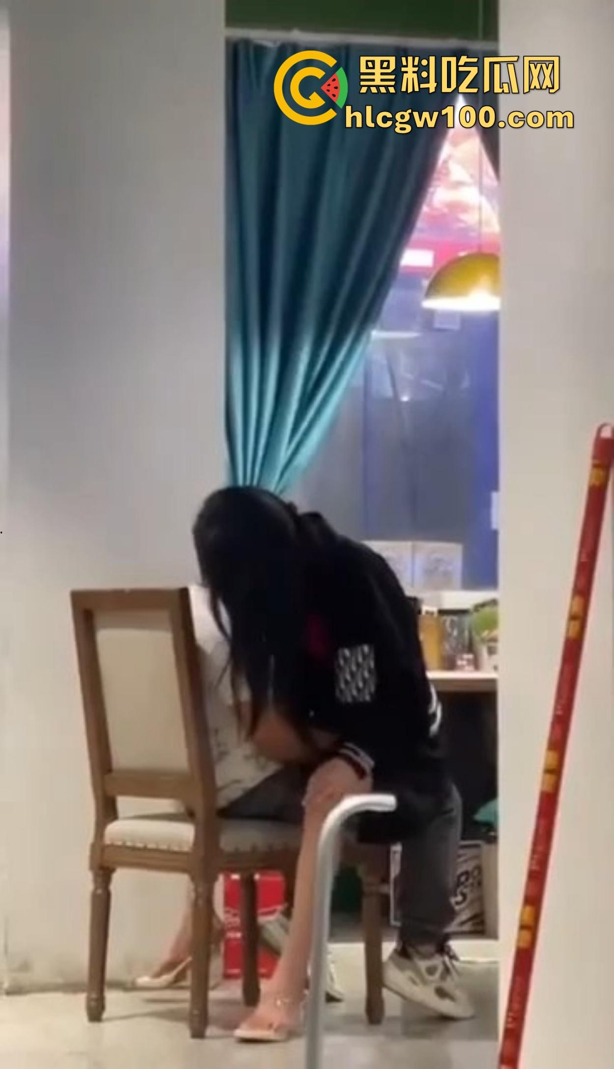 大哥吃饭也要抠B,大厅里极品骚货大长腿一骑逼就湿，大哥当场疯狂抠逼抠得手抽筋，旁边路过的老哥看呆掏出了纸！-7