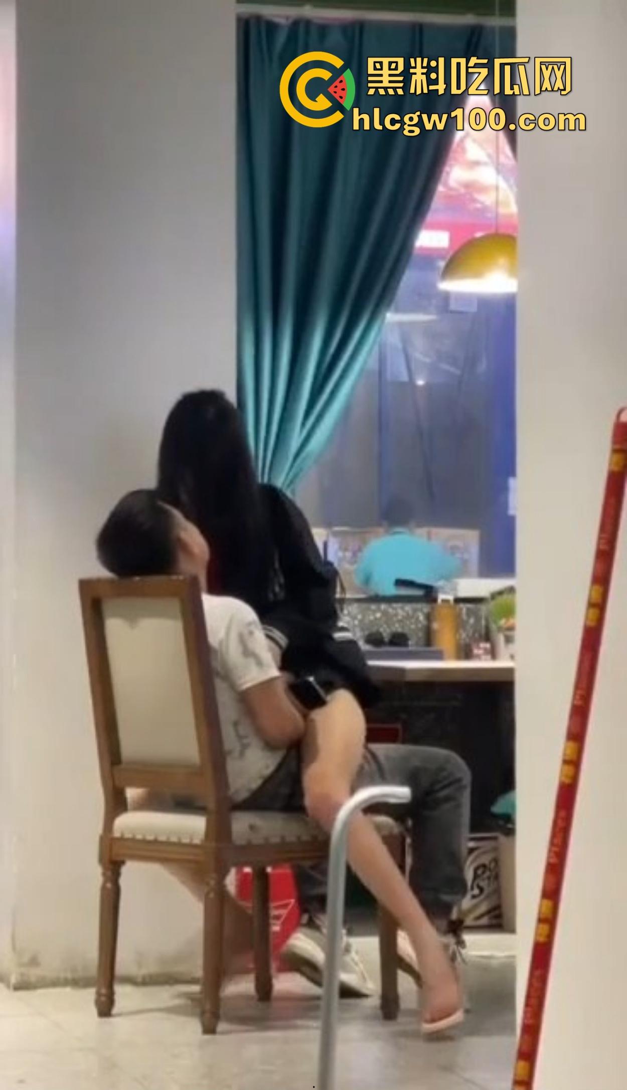 大哥吃饭也要抠B,大厅里极品骚货大长腿一骑逼就湿，大哥当场疯狂抠逼抠得手抽筋，旁边路过的老哥看呆掏出了纸！-9