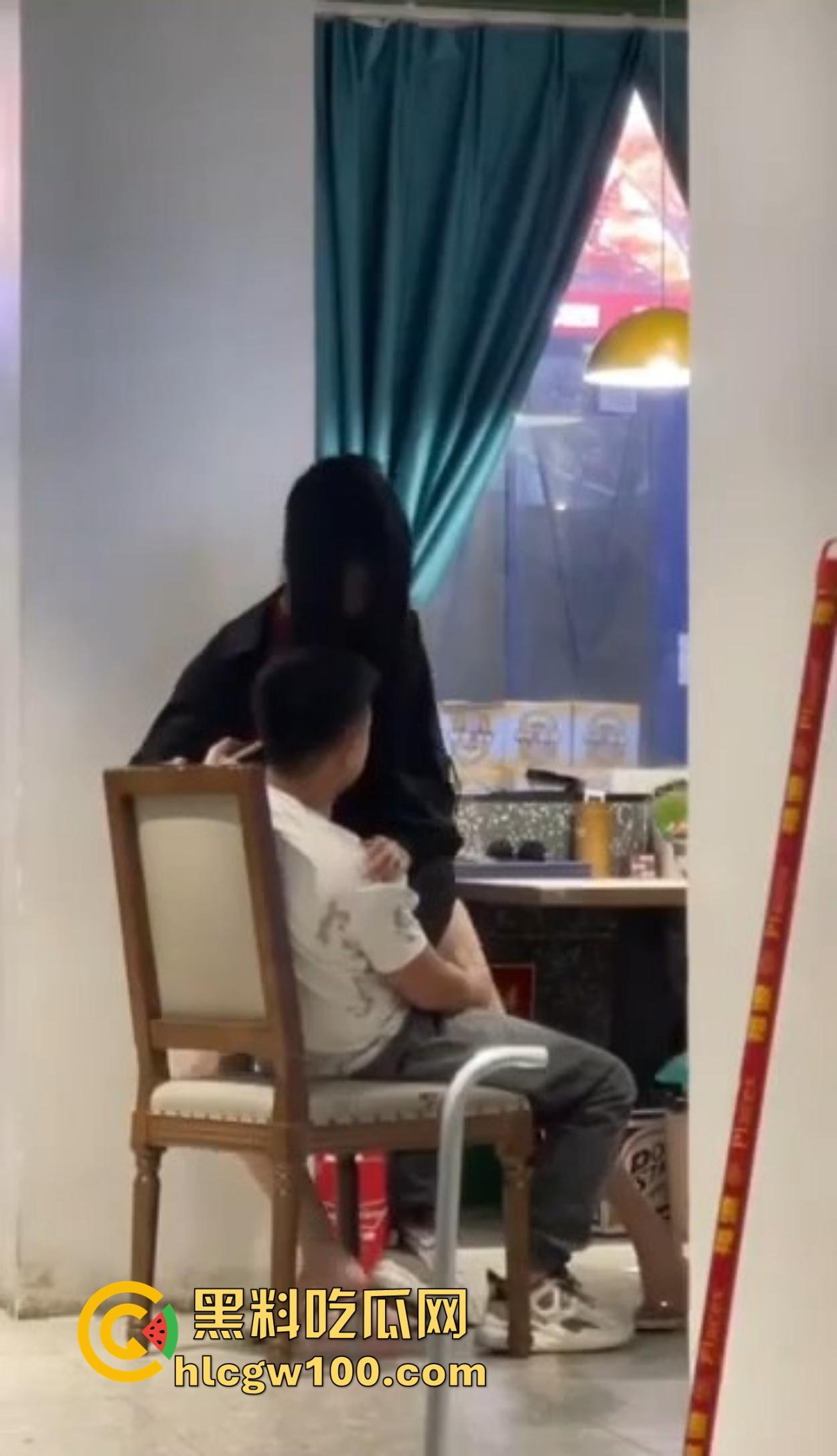 大哥吃饭也要抠B,大厅里极品骚货大长腿一骑逼就湿，大哥当场疯狂抠逼抠得手抽筋，旁边路过的老哥看呆掏出了纸！-13