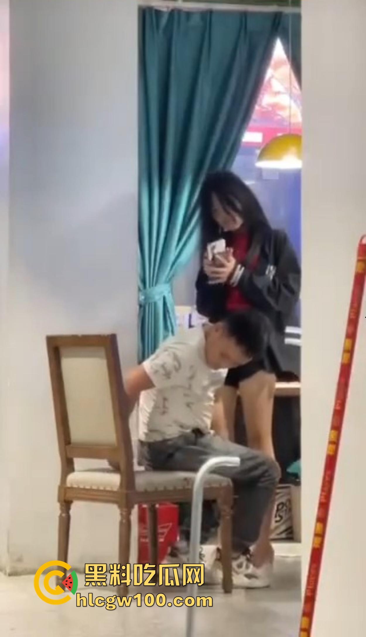 大哥吃饭也要抠B,大厅里极品骚货大长腿一骑逼就湿，大哥当场疯狂抠逼抠得手抽筋，旁边路过的老哥看呆掏出了纸！-16