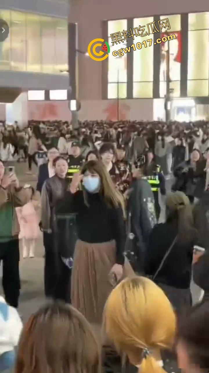 万圣节cos红姐被警察带走，我原称之为今年最佳COS，现场还跟路人玩起来跪地口交的动作，真的好像本人！-4