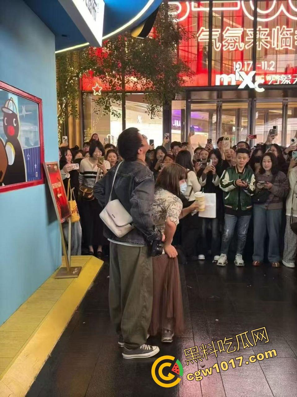 万圣节cos红姐被警察带走，我原称之为今年最佳COS，现场还跟路人玩起来跪地口交的动作，真的好像本人！-7